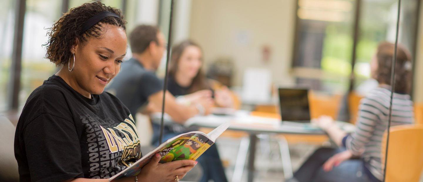 一名身穿黑色韦德体育app官网衬衫的女学生正在读书