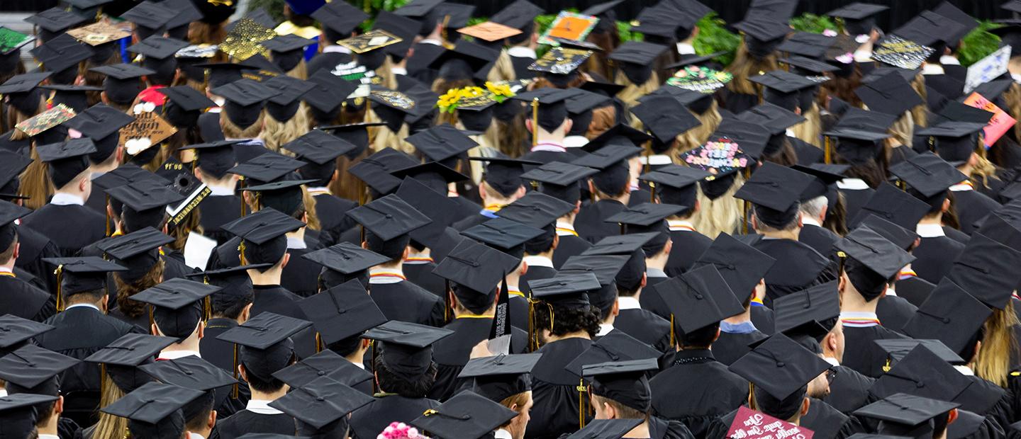 许多毕业生戴着黑色毕业帽的航拍照片